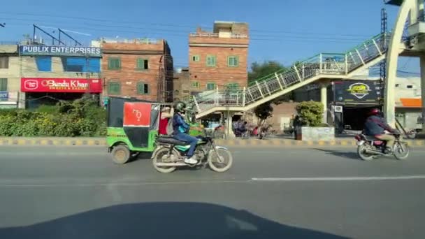 2024年3月16日 パキスタンのラホール パキスタンの道路での個人的な車の旅の間のカスール道路の交通と市場の外観 — ストック動画