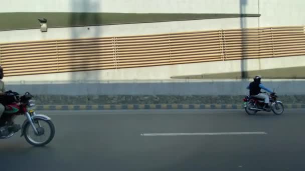 2024年3月16日 パキスタン ラホールの道路を走行中のフェロゼパール道路交通とショップの外観 — ストック動画