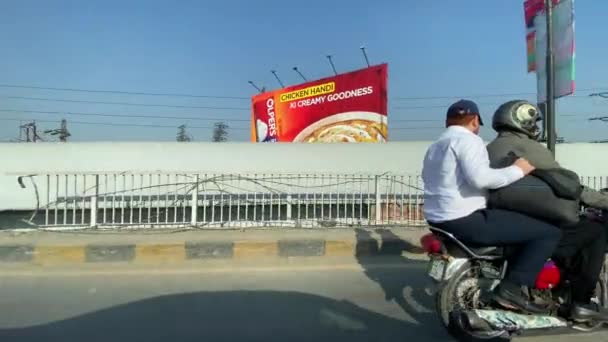 2024년 16일 라호르 파키스탄의 도로에서 자동차로 여행하는 페로제푸르 상점의 — 비디오