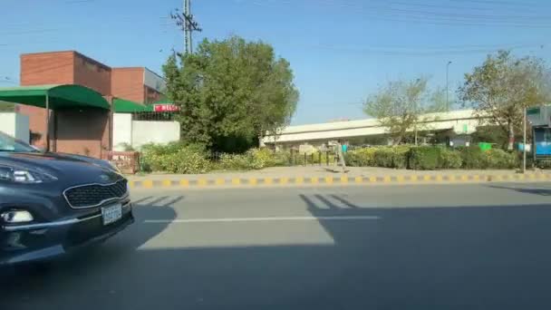 2024年3月16日 在巴基斯坦拉合尔的公路上开车旅行期间 费罗泽普尔公路交通和商店的外景 — 图库视频影像