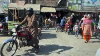 10 Mart 2024 'te Lahor Pakistan' da bir şehir trafiğinin yol manzarası