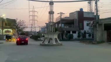 10 Mart 2024 'te Lahor Pakistan' da bir şehir trafiğinin yol manzarası