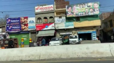 10 Mart 2024 'te Lahor Pakistan' da bir şehir trafiğinin yol manzarası