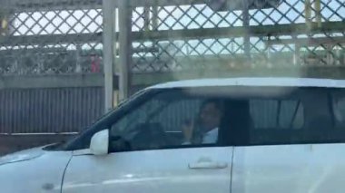 10 Mart 2024 'te Lahor Pakistan' da bir şehir trafiğinin yol manzarası