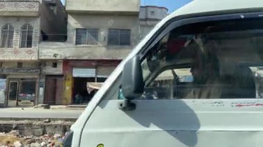 10 Mart 2024 'te Lahor Pakistan' da bir şehir trafiğinin yol manzarası