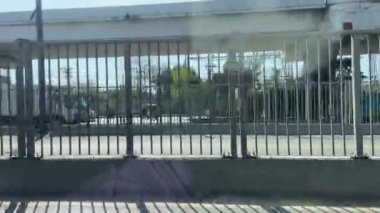 10 Mart 2024 'te Lahor Pakistan' da bir şehir trafiğinin yol manzarası