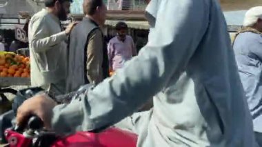 10 Mart 2024 'te Lahor Pakistan' da bir şehir trafiğinin yol manzarası