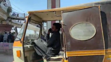 10 Mart 2024 'te Lahor Pakistan' da bir şehir trafiğinin yol manzarası