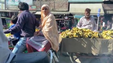 10 Mart 2024 'te Lahor Pakistan' da bir şehir trafiğinin yol manzarası