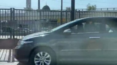 10 Mart 2024 'te Lahor Pakistan' da bir şehir trafiğinin yol manzarası