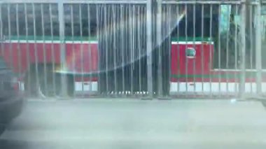 10 Mart 2024 'te Lahor Pakistan' da bir şehir trafiğinin yol manzarası