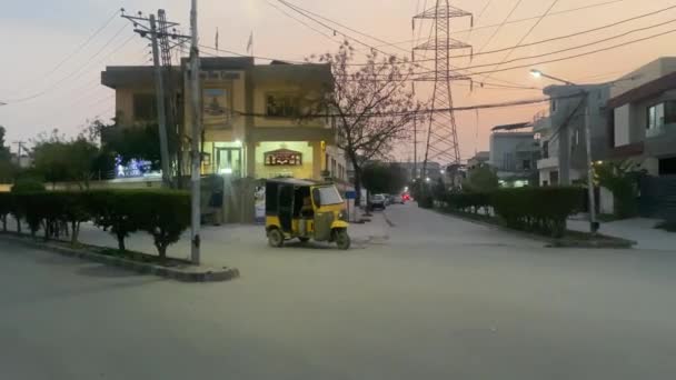 มมองถนนของการจราจรในเม องใน Lahore ปาก สถานเม นาคม 2024 — วีดีโอสต็อก