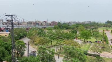 14 Nisan 2024 'te Lahor Pakistan kamu parkının yüksek açılı görüntüsü