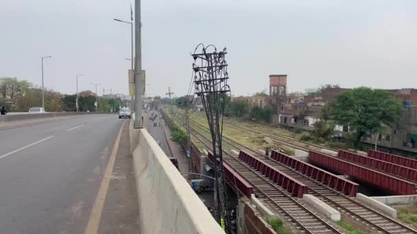 Залізничний Поїзд Повний Пасажирів Переміщується Старій Колії Лахорі Пакистан Квітня — стокове відео