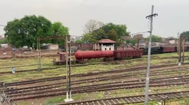 Yolcu dolu tren 14 Nisan 2024 'te Pakistan' ın Lahor kentindeki eski bir raydan geçiyor.
