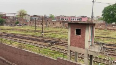 Yolcu dolu tren 14 Nisan 2024 'te Pakistan' ın Lahor kentindeki eski bir raydan geçiyor.