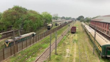 Yolcu dolu tren 14 Nisan 2024 'te Pakistan' ın Lahor kentindeki eski bir raydan geçiyor.