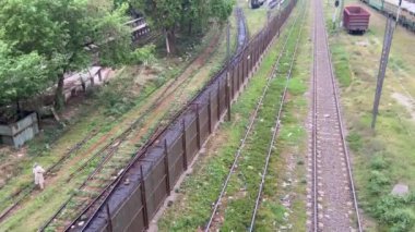 Yolcu dolu tren 14 Nisan 2024 'te Pakistan' ın Lahor kentindeki eski bir raydan geçiyor.