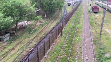 Yolcu dolu tren 14 Nisan 2024 'te Pakistan' ın Lahor kentindeki eski bir raydan geçiyor.