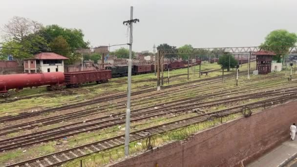 2024年4月14日 一列载满乘客的火车在巴基斯坦拉合尔的旧铁轨上行驶 — 图库视频影像
