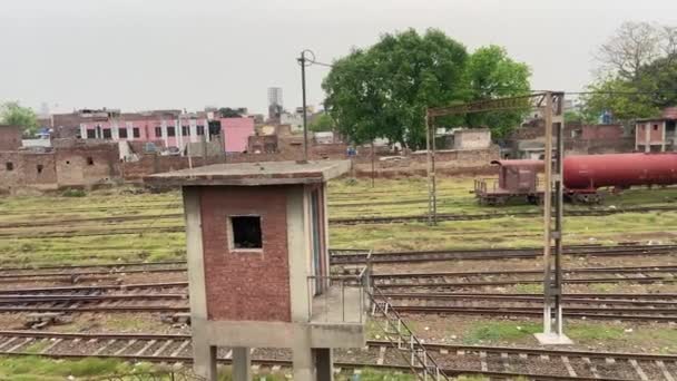 Trein Vol Passagiers Rijdt Oud Spoor Lahore Pakistan April 2024 — Stockvideo
