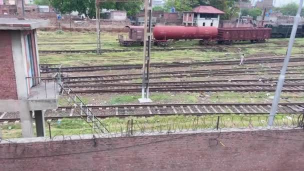 Comboio Ferroviário Cheio Passageiros Está Movendo Antiga Pista Lahore Paquistão — Vídeo de Stock