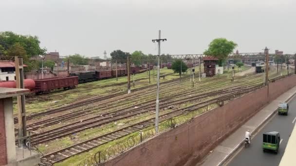 Tren Ferroviario Lleno Pasajeros Está Moviendo Vieja Vía Lahore Pakistán — Vídeo de stock