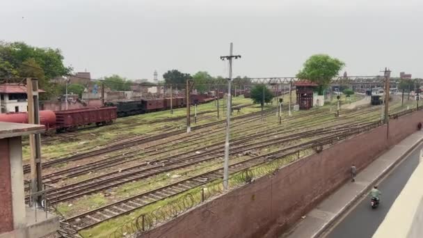 Train Chemin Fer Rempli Voyageurs Déplace Sur Une Ancienne Voie — Video