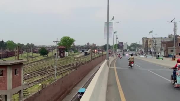 Tren Ferroviario Lleno Pasajeros Está Moviendo Vieja Vía Lahore Pakistán — Vídeo de stock