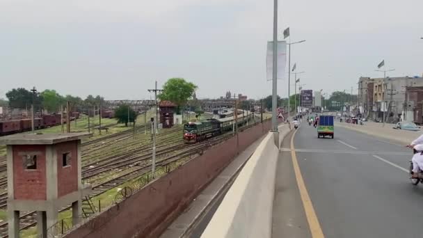 Treno Ferroviario Pieno Passeggeri Muove Vecchio Binario Lahore Pakistan Aprile — Video Stock