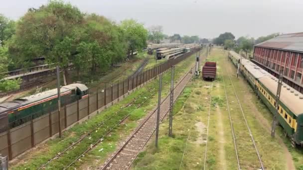 Utasokkal Teli Vasúti Vonat Régi Vágányon Halad Lahore Ban Pakisztánban — Stock videók