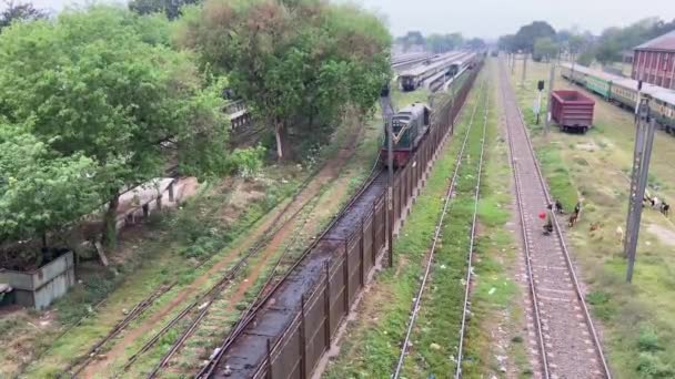 Σιδηροδρομικό Τρένο Γεμάτο Επιβάτες Κινείται Παλιά Γραμμή Στη Λαχόρη Πακιστάν — Αρχείο Βίντεο
