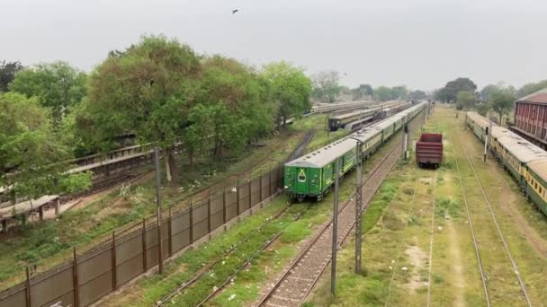 Treno Ferroviario Pieno Passeggeri Muove Vecchio Binario Lahore Pakistan Aprile — Video Stock