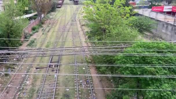 Train Chemin Fer Rempli Voyageurs Déplace Sur Une Ancienne Voie — Video