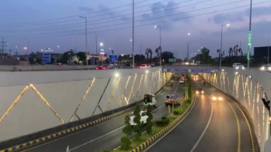 25 Nisan 2024 'te Pakistan' ın Lahor şehrinde geçitten geçen hafif araç trafiğinin zaman çizelgesi