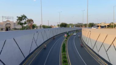 25 Nisan 2024 'te Pakistan' ın Lahor şehrinde geçitten geçen hafif araç trafiğinin görüntüsü