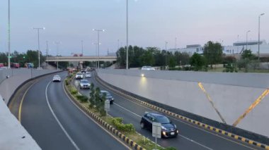 25 Nisan 2024 'te Pakistan' ın Lahor şehrinde geçitten geçen hafif araç trafiğinin görüntüsü