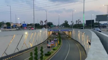 25 Nisan 2024 'te Pakistan' ın Lahor şehrinde geçitten geçen hafif araç trafiğinin görüntüsü