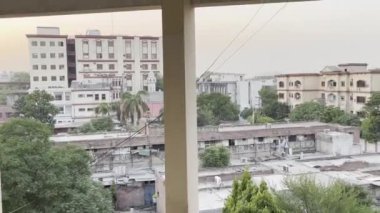 Arkaplandaki şehir binalarına bak