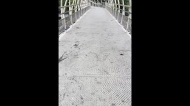 Parktaki nehrin üzerindeki köprü.