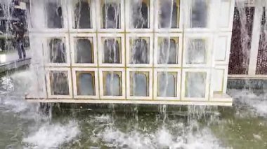 Su damlaları ile çeşme