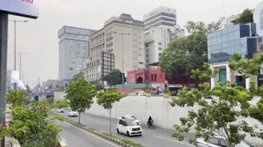 Modern şehir caddesi manzarası