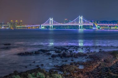 Busan, Kore 'deki Gwangan Köprüsü gece görüşü