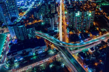 Gözlemevinden şehrin gece manzarası.