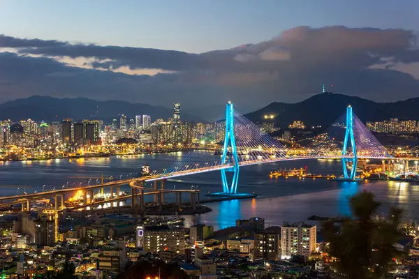 Kore 'deki Busan Limanı' nda gece görüşü