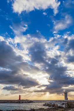 Pırıltılı bir limanın sabah manzarası