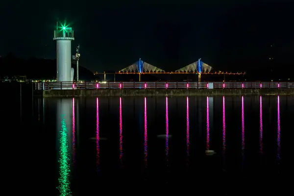 灯台と橋のある景色を眺める — ストック写真
