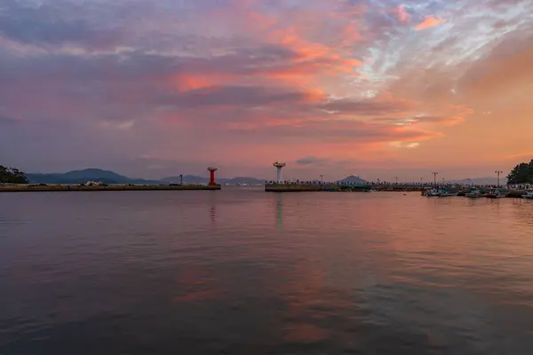 Deniz Feneri Olan Limanın Akşam Manzarası — Stok fotoğraf