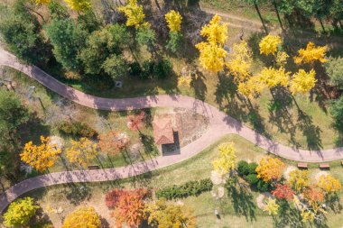 Sonbaharda parkın havadan görünüşü