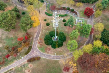 Sonbaharda renkli ormanlardaki yol manzarası.